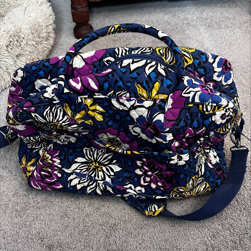 VERA BRADLEY TRAVEL BAG IN AFRICAN VIOLET PATTERN - EUC - Picture 2 of 7